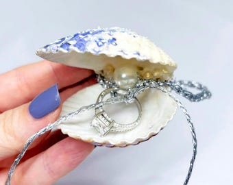 Caja para anillos con forma de concha marina: Soporte artesanal para anillos de compromiso con temática costera.