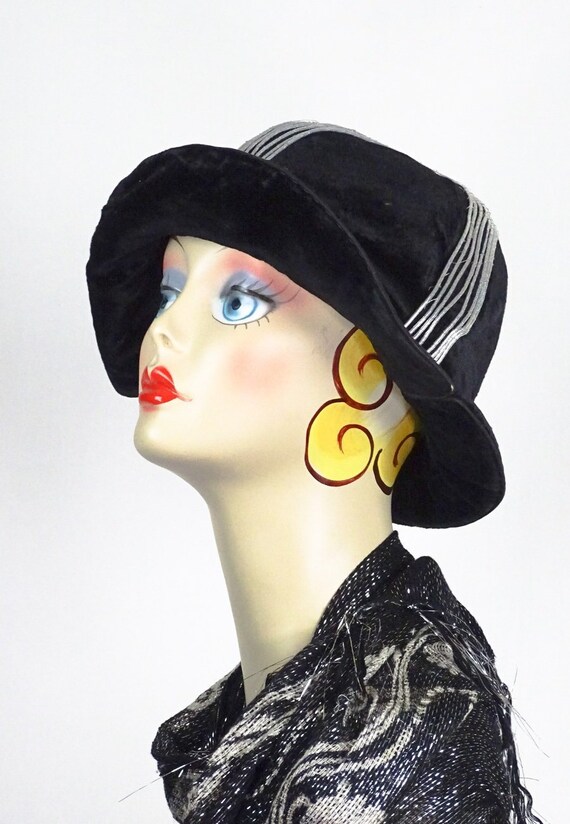 1915/early 20s Hat Black Velour Capelin Cloche Silver Cord  display picture 2