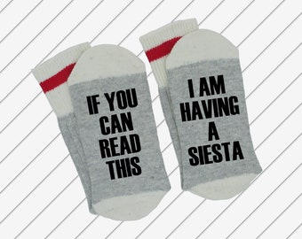 If You Can Read This ~~~ I Am Having A Siesta (Funny Novelty Word Socks) REst - Sleep - Snooze - Relax