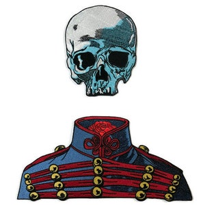 Puede incluir: Un parche bordado para planchar que presenta una calavera azul con una rosa roja en su cavidad torácica y una chaqueta militar azul y roja con botones dorados.