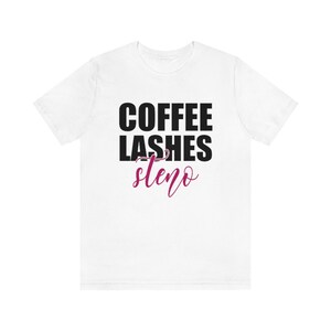 Coffee Lashes 速記者、速記記者、キャプション作成者グラフィック T シャツ、ユニセックス ジャージー 半袖 T シャツ