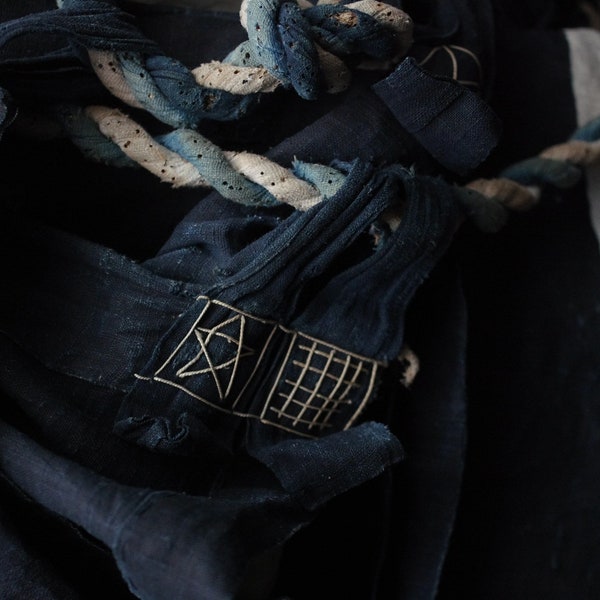 Indigo-dyed cotton cloth is wrapped around rope and indigo-dyed hemp.