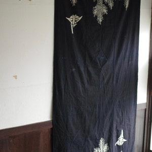 Donker indigo tsutsugaki geverfde stof uit de Taisho-periode. Papieren kraanvogel en dennenpatroon.
