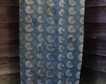 Antieke Japanse Katazome indigo futonhoes met chrysantenpatroon en reparatiepatch met schaarmotief | Folktextiel | 95 x 180 cm