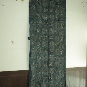 Indigo-dyed stencil-dyed cotton cloth with a crane pattern from around the Meiji era.