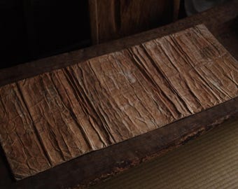 A mat made of Japanese paper used in sericulture around the early Showa period.
