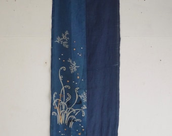 Tissu en soie teint à motif datant de la période Meiji et brodé de fil d'or.