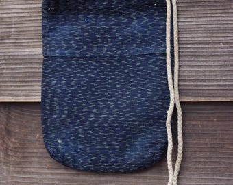 Antieke Japanse katoenen tas met trekkoord en indigo Yoroke-strepen | Klein volkstextiel buideltje | Vroege Showa-periode