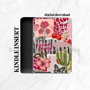 Op de afbeelding: Een zwarte Kindle-inzet met een collage-ontwerp. Het ontwerp bevat rozen, kersen, een slang, lippen, een vlinder en de tekst "hot girls read" en "emotional support kindle". Het woord "digital download" is ook zichtbaar.