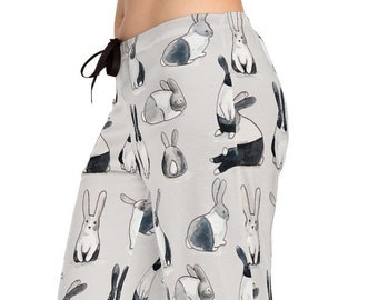 Hasenhase Damen Pyjamahose in weiß oder grau, entspannte Passform. All Over Print. Damen Schlafstiefen. Geschenk für Hasenliebhaber