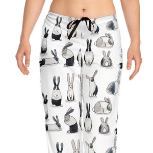 Puede incluir: Pantal&oacute;n de pijama blanco con un patr&oacute;n de conejo blanco y negro. Los conejos est&aacute;n en varias poses, incluyendo de pie, sentados y acostados.