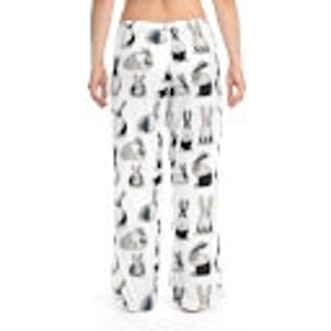 Puede incluir: Pantal&oacute;n de pijama blanco con un estampado de conejos en blanco y negro.