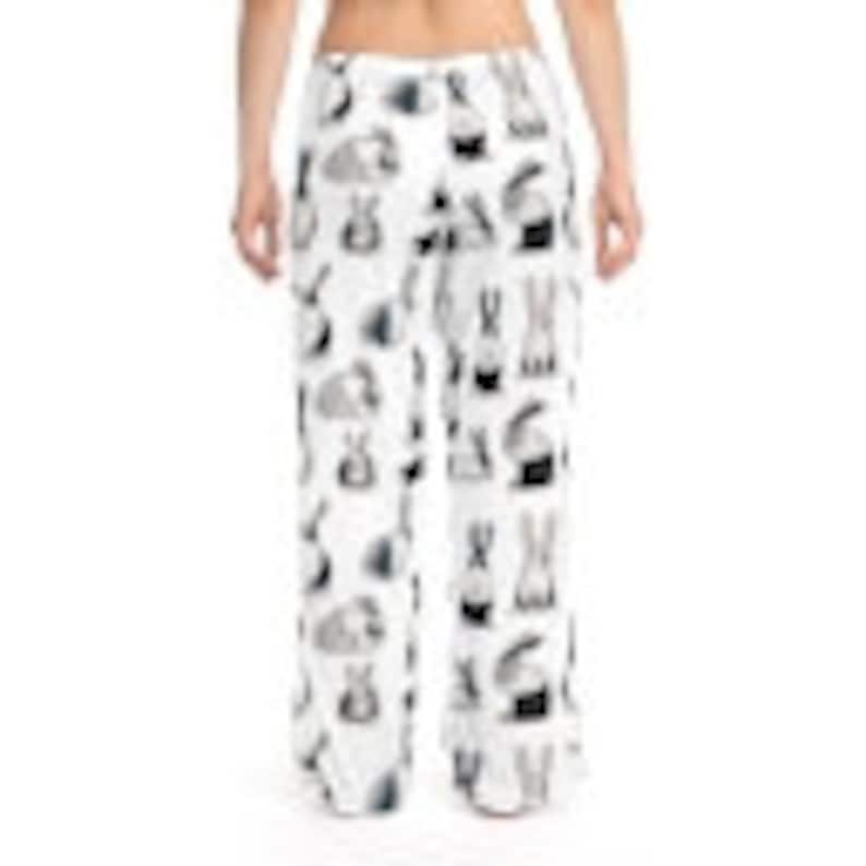 Puede incluir: Pantal&oacute;n de pijama blanco con un estampado de conejos en blanco y negro.