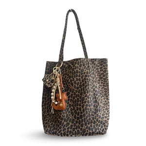 Leo Tasche aus Leder | Leopard | große Umhängetasche | Shopper Animal Print Leo Look | Anhänger Bag Charm Leotasche Katze