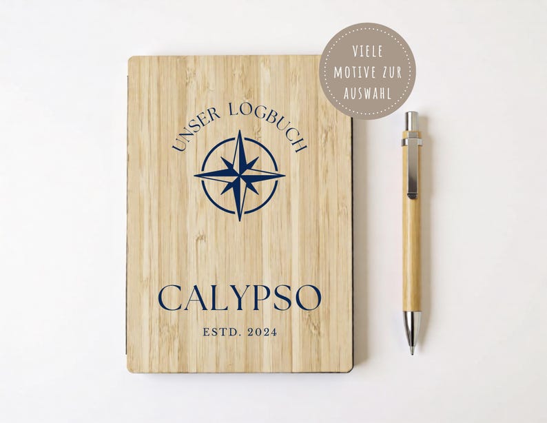 Könnte beinhalten: Ein Holzjournal mit dem Wort "CALYPSO" und einem Kompassrosen-Design. Ein passender Holzstift liegt daneben. Der Text "ESTD. 2024" ist darunter gedruckt.