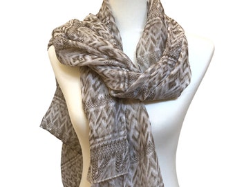 Sehr leichtes helles Tuch aus Viscose | Ikat Muster beige