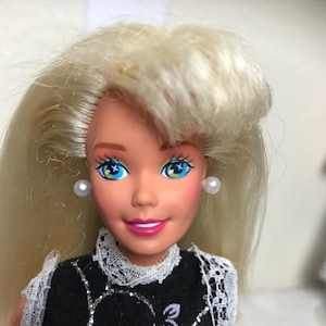 Barbie riendo de Mattel de 1976, cabello rubio, ojos azules, rodillas dobladas, cuerpo giratorio