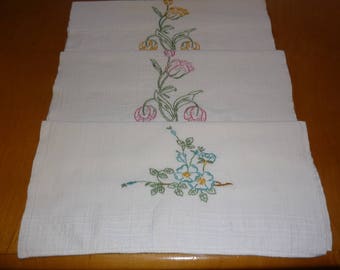 Lot 3 vintage huckaback dish towels hand - embroidery - colorfull flowers.