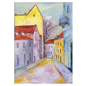 Op de afbeelding: Olieverfschilderij van een Europese straatscène. Gebouwen met rode pannendaken en gele en witte muren staan langs een geplaveide straat. Twee figuren lopen over de straat. De lucht is lichtblauw.