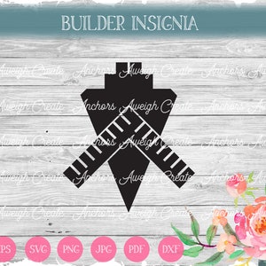 Könnte beinhalten: Schwarz-weiße Silhouette einer Wasserwaage mit zwei darüber gekreuzten Linealen. Das Bild ist auf einem weißen Holzgrund mit rosa Blumen in der rechten unteren Ecke. Der Text "BUILDER INSIGNIA" befindet sich oben im Bild.
