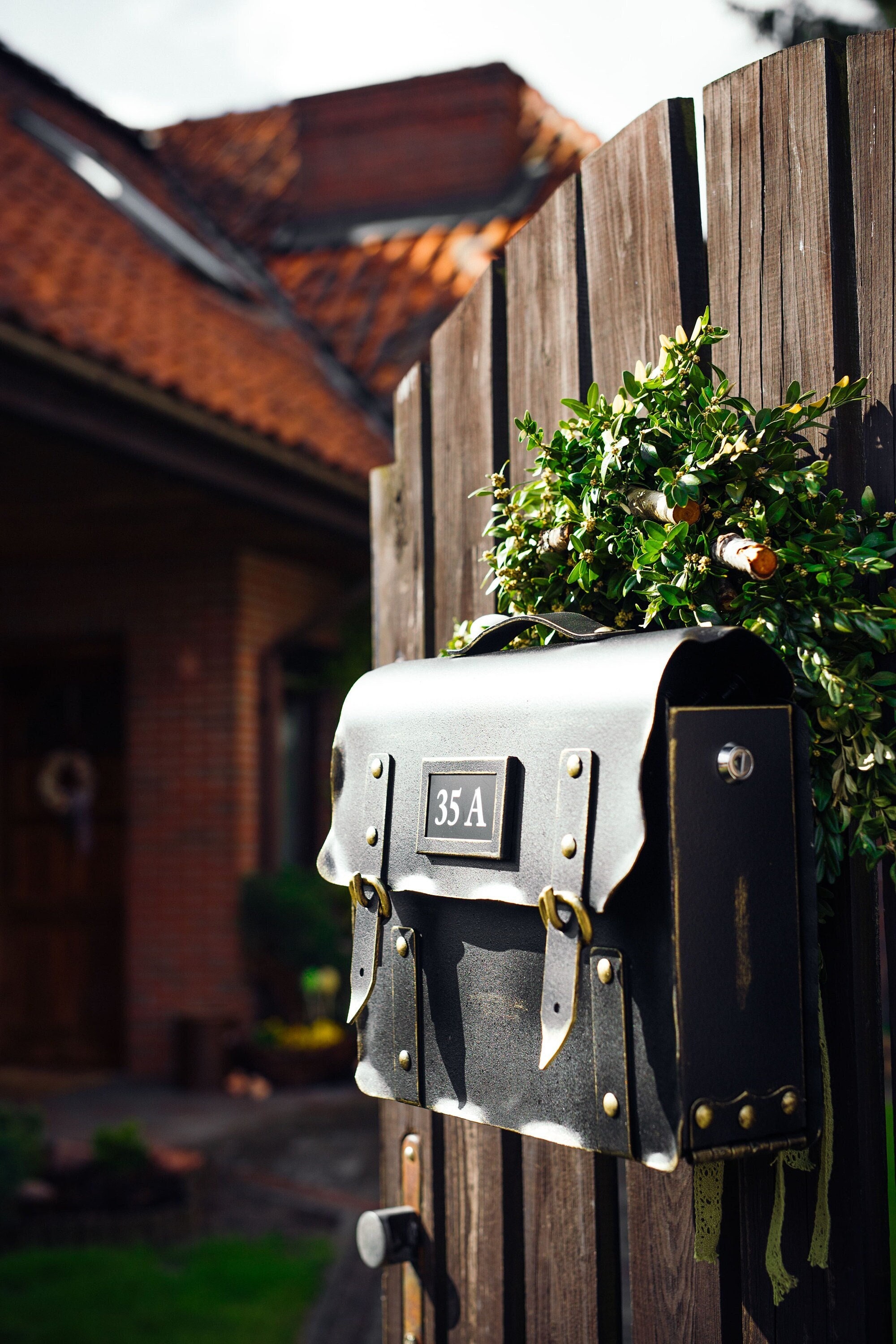  Buzón de correo para exterior grande montado en la pared, buzón  de correo seguro resistente a la intemperie con cerradura de llave,  decoración colgante exterior de estilo retro (color púrpura) 