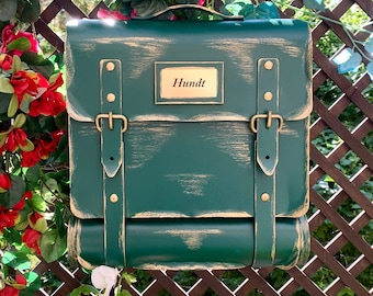 Buzón de metal en forma de mochila con revistero y placa para dirección