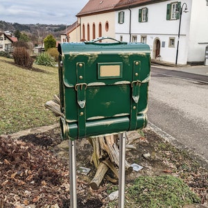 Boîte aux lettres faite à la main en forme de cartable avec un tube de journal et un numéro de maison