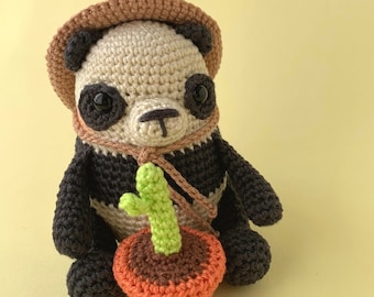 Amigurumi-haakpatroon: Pip the Gardening Panda (pdf-patroon) - Engels