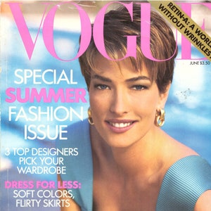 Puede incluir: Portada de la revista Vogue con Elizabeth Taylor con un top turquesa. El texto de la portada dice "Special Summer Fashion Issue" y "Elizabeth Taylor on Life, Love, and Survival".