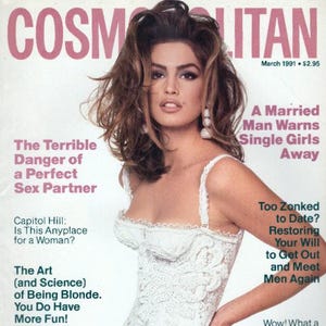 Puede incluir: Portada de la revista Cosmopolitan de marzo de 1991. Presenta a una mujer con un vestido de encaje blanco. El título de la revista es rosa, con artículos como "El terrible peligro de una pareja sexual perfecta".