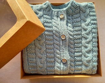 Baby Pullover aus Merino Wolle gestrickt