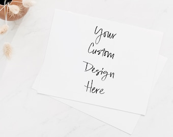 Puede incluir: Dos tarjetas blancas con el texto "Your Custom Design Here" en escritura negra. Un pequeño jarrón redondo, color melocotón, con flores secas se encuentra en la esquina superior izquierda. El fondo es una superficie de mármol blanco.