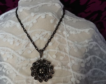 Flower pendant necklace