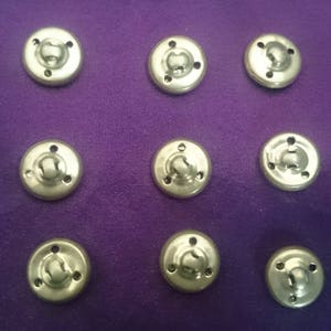 Lot de 9 petit boutons en laiton avec blason armoiries image 3