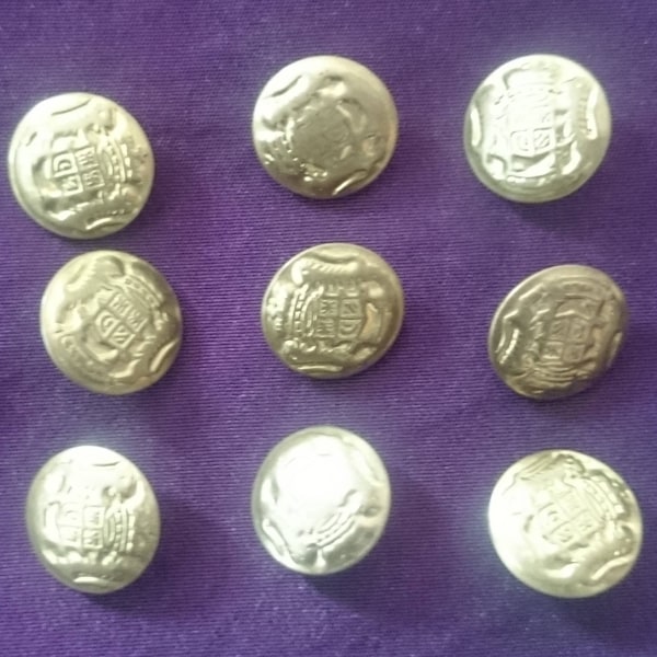 Lot de 9 petit boutons en laiton avec blason armoiries