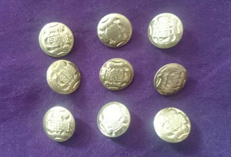 Lot de 9 petit boutons en laiton avec blason armoiries image 1