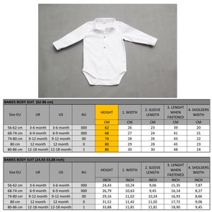 Puede incluir: Una tabla de tallas para bodys de beb&eacute; en blanco con cuello abotonado. La tabla muestra el tama&ntilde;o en cent&iacute;metros y pulgadas, as&iacute; como la edad correspondiente en meses. La tabla est&aacute; etiquetada como "Babies Body Suit (62-86 cm)" y "Babies Body Suit (24.43-33.88 inch)".