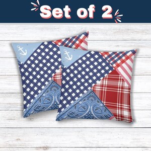 Peut inclure: Un ensemble de deux coussins carrés présentant un motif patchwork avec du vichy bleu marine, du tartan rouge et blanc, des sections bleu clair avec des ancres blanches et un motif bandana bleu clair. Le texte Set of 2 est en haut.