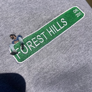 Forest Hills Broderad Gatuskylt Sweatshirt | Hiphop-inspirerad Tröja