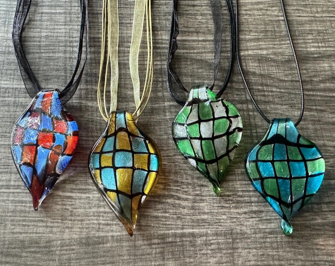 Checkered Leaf Pendant Necklace | Leaf Pendant Necklace