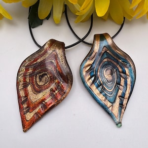 Collana con ciondolo a foglia / Collana con ciondolo a foglia ispirata al vetro di Murano / Collana con foglia in vetro