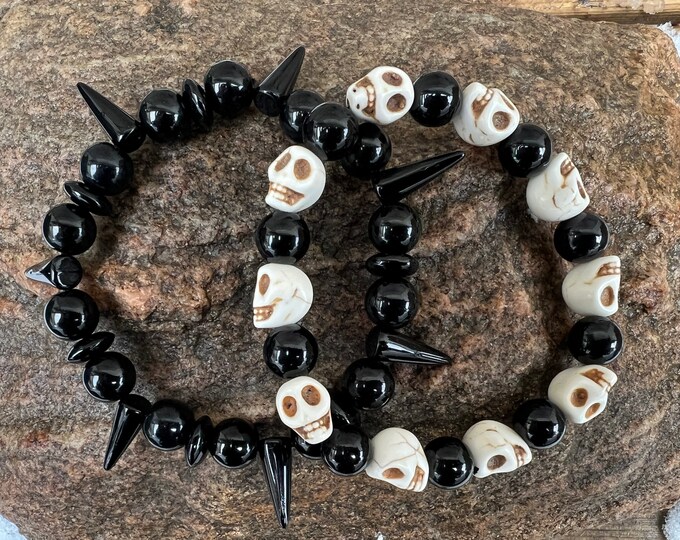 Howlite Skull & Spike Glass Bead Bracelet
