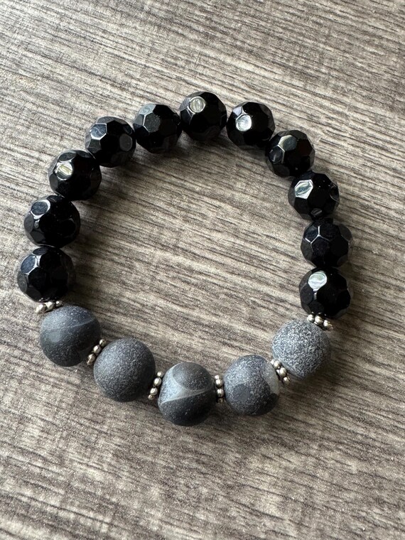 Dyed Agate & Black Faceted Bead Bracelet