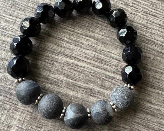 Dyed Agate & Black Faceted Bead Bracelet