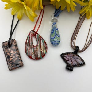 Colgantes de vidrio Lampwork | Colgante rectangular negro | Colgante de gota | Colgante de gota azul | Collar con colgante de flor rosa