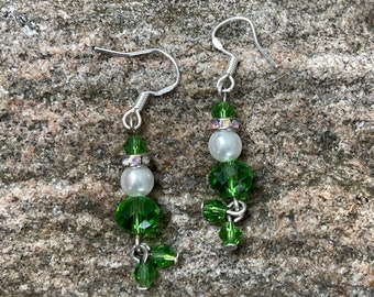 Boucles d'oreilles elfe de Noël sur des pièces en argent sterling