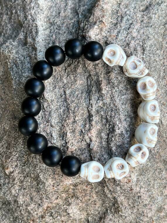 Howlite Skull & Black Bead Bracelet