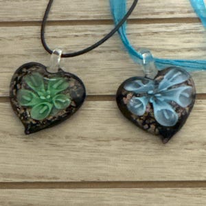 Ketting met bloemhanger | 3D glazen harthanger | Op Murano geïnspireerd glazen hart | Hart hanger ketting