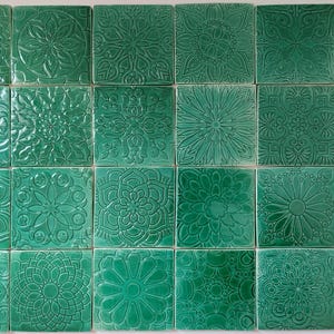 Muurschildering van 12/24 handgemaakte groene tegels, achterwandtegels, Mediterraans design in reliëf flesgroen, 10x10 cm