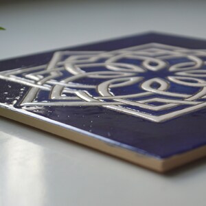 Handgjorda keramiska plattor med medelhavsgeometrisk design i koboltblått, handmålade med traditionell cuerda seca-teknik bild 7